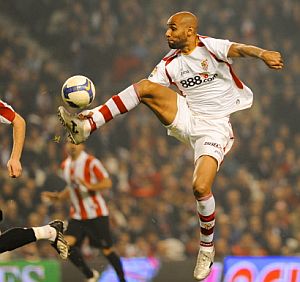 20090404121926-kanoute-dios-en-bilbao.jpg